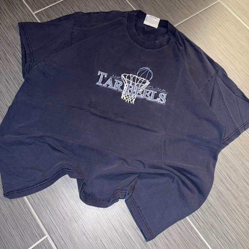 Vintage 90s North Carolina Tar Heels embroidered T-shirt Sz XL
